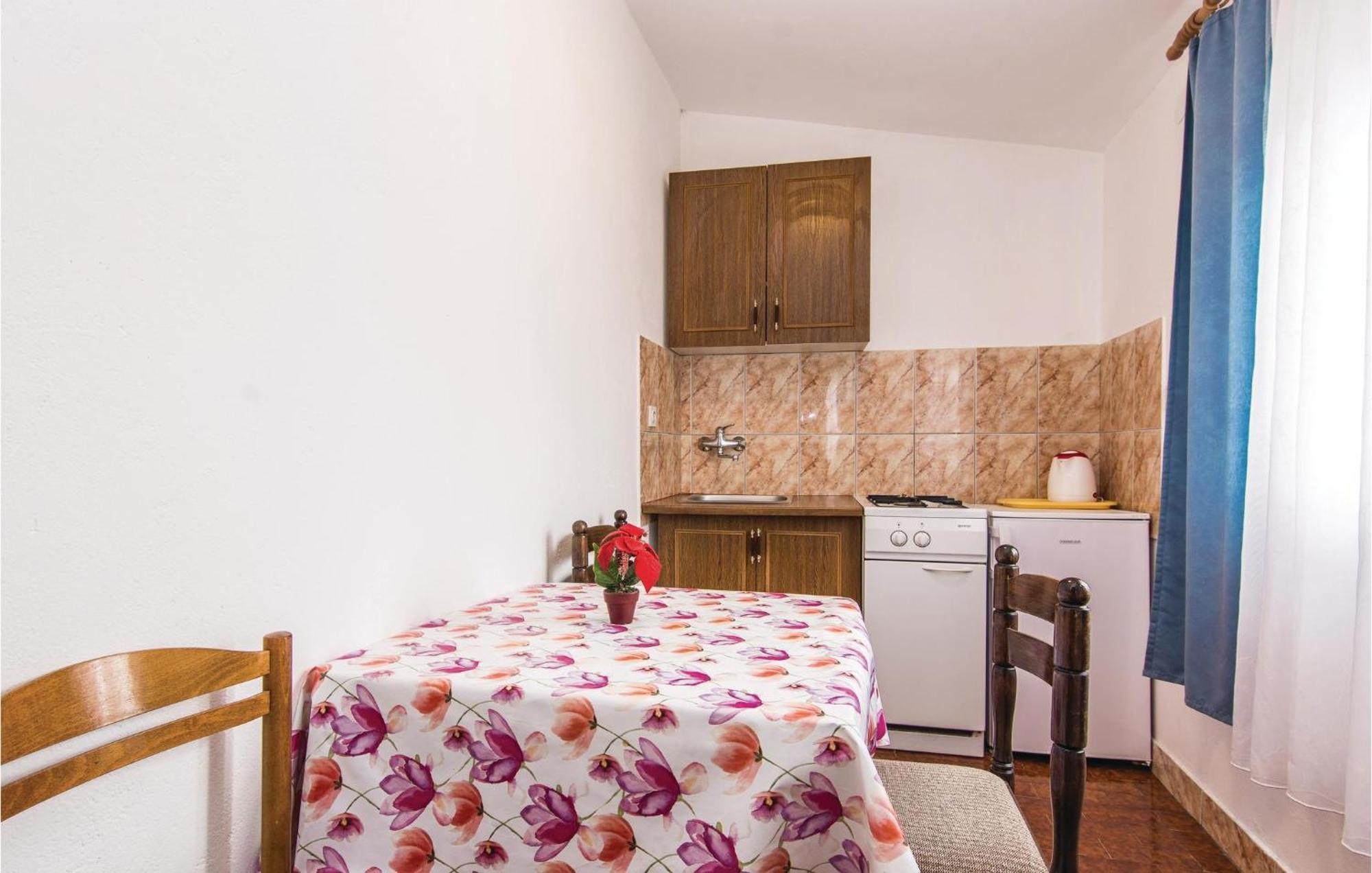 4 Bedroom Awesome Apartment In Starigrad Exteriér fotografie