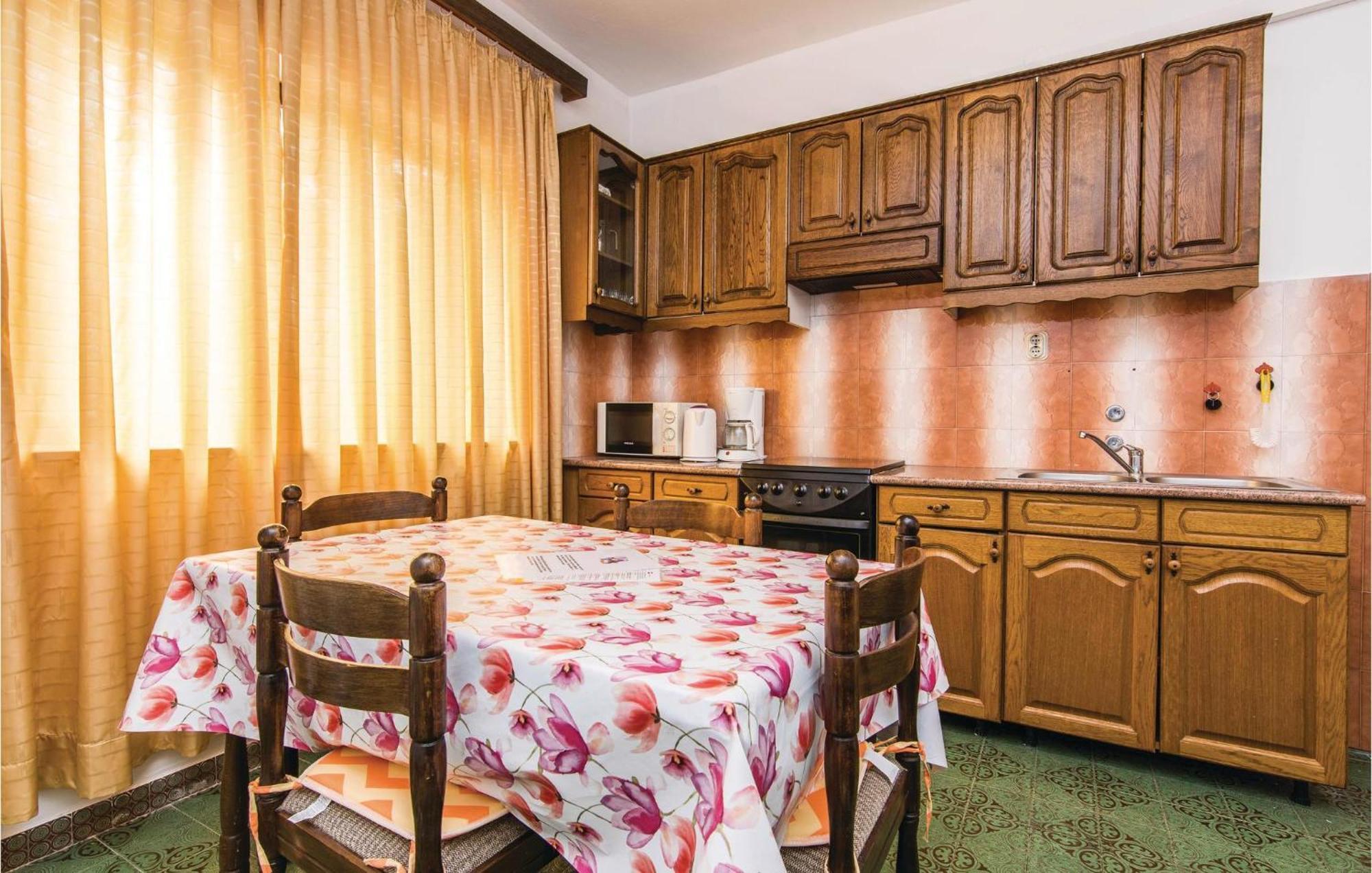 4 Bedroom Awesome Apartment In Starigrad Exteriér fotografie