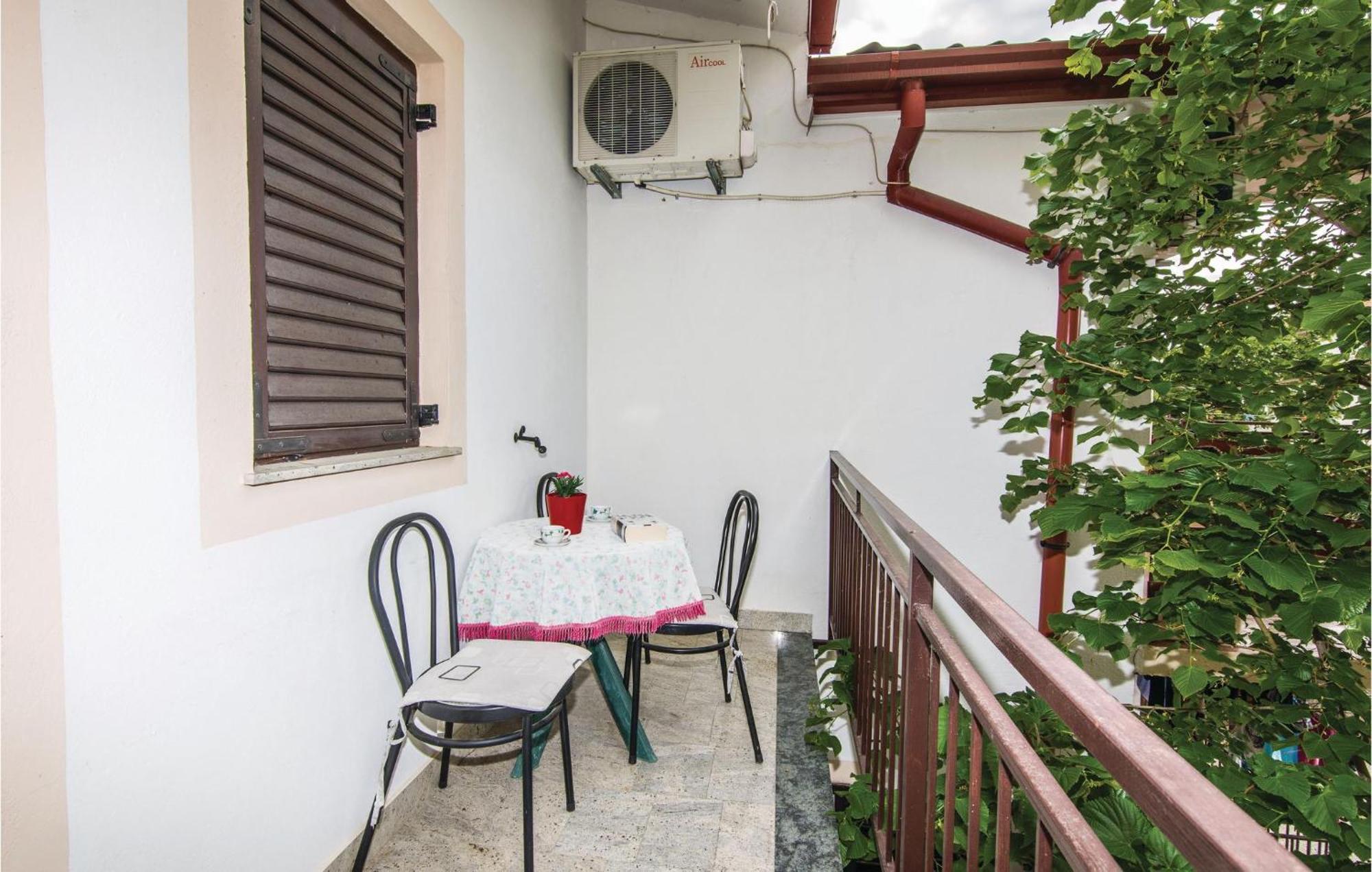 4 Bedroom Awesome Apartment In Starigrad Exteriér fotografie