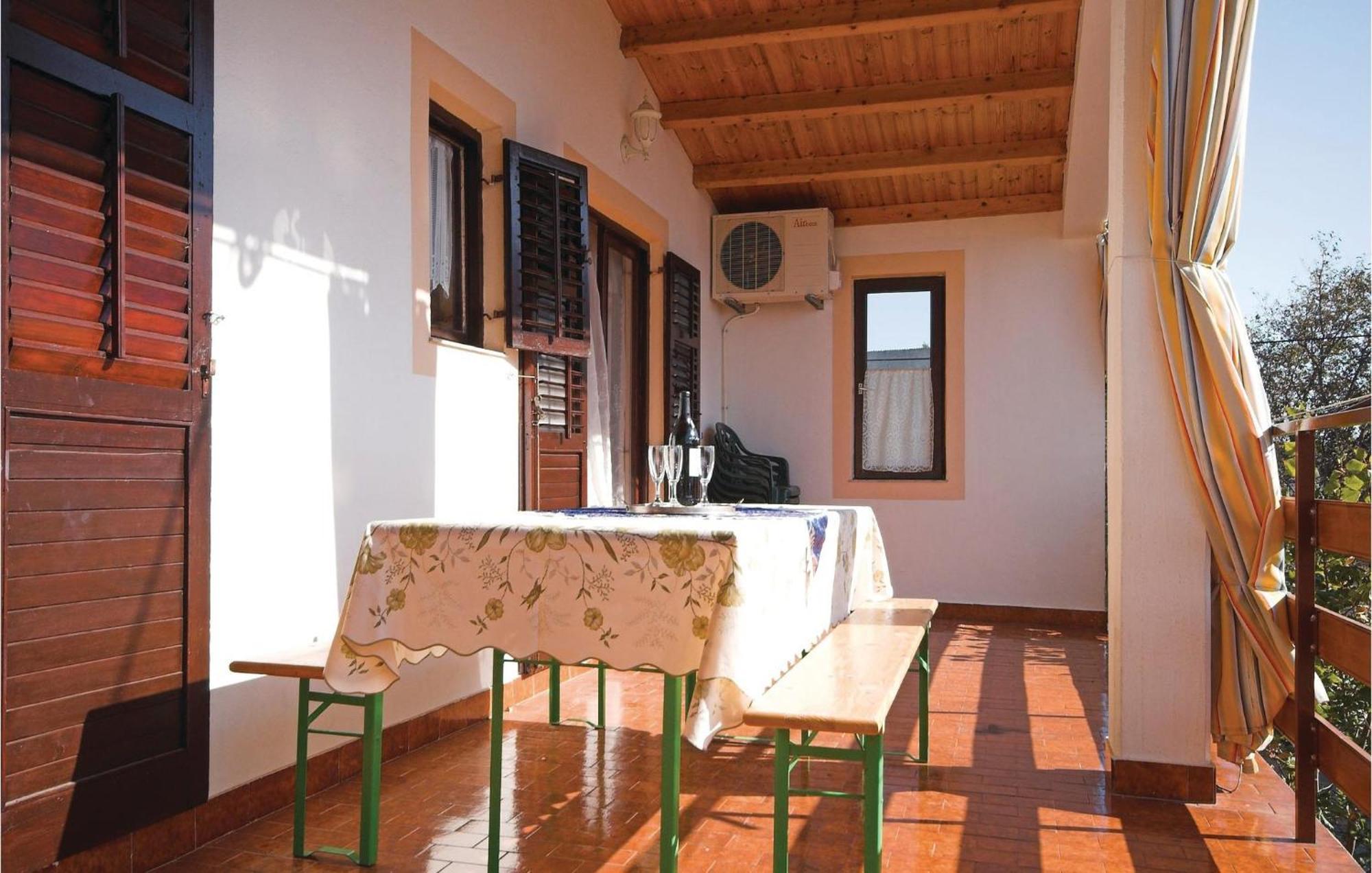4 Bedroom Awesome Apartment In Starigrad Exteriér fotografie