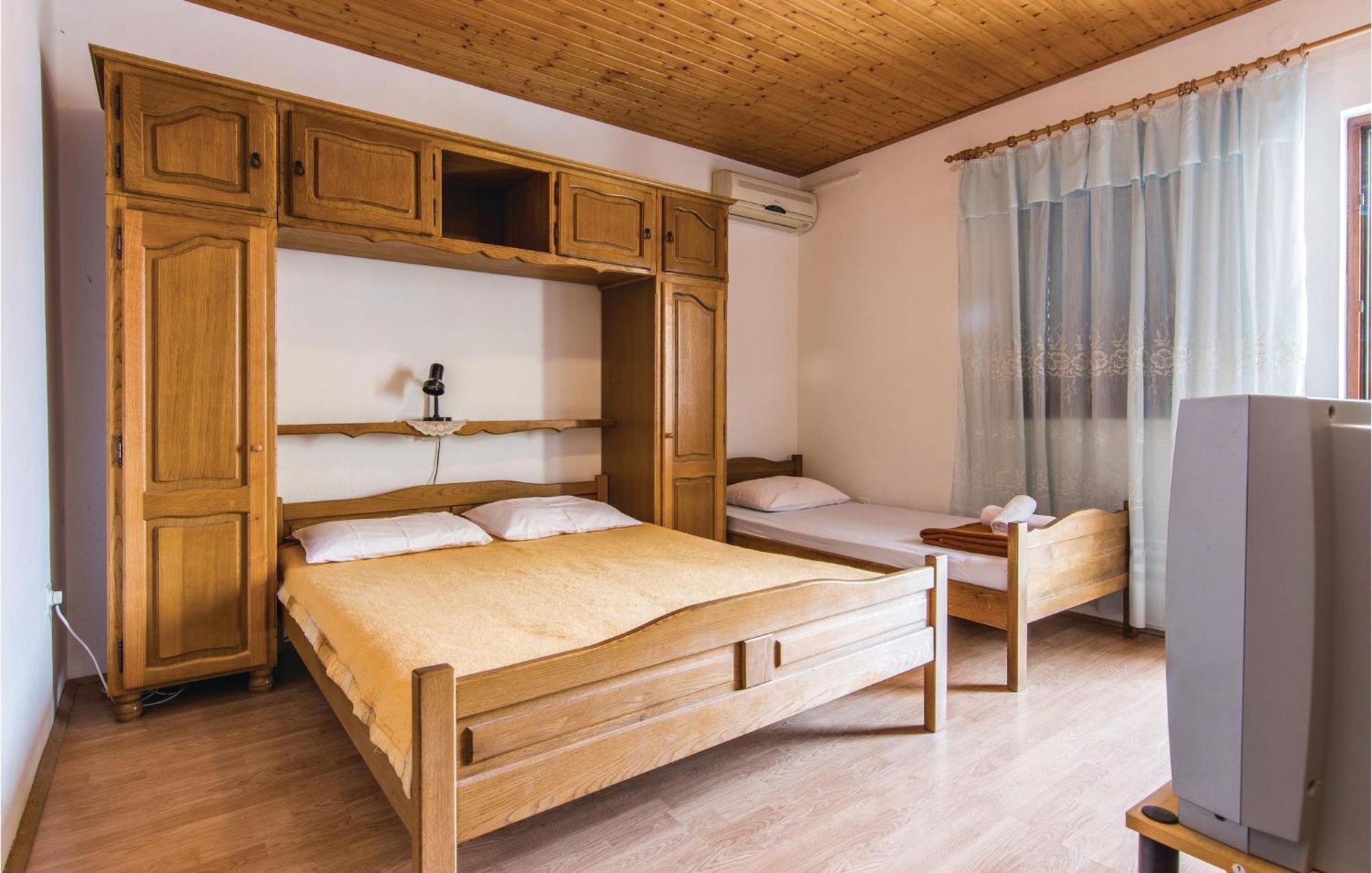 4 Bedroom Awesome Apartment In Starigrad Exteriér fotografie